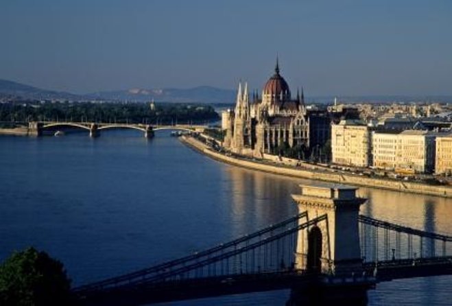 Budapest: Unlimited Prosecco, Beer & Aperol Spritz Cruise - Finding the dock without a last-minute scramble