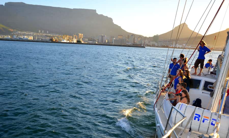 Cape Town: 1-Hour Pre-Sunset Champagne Cruise - Table Mountain from the Atlantic
