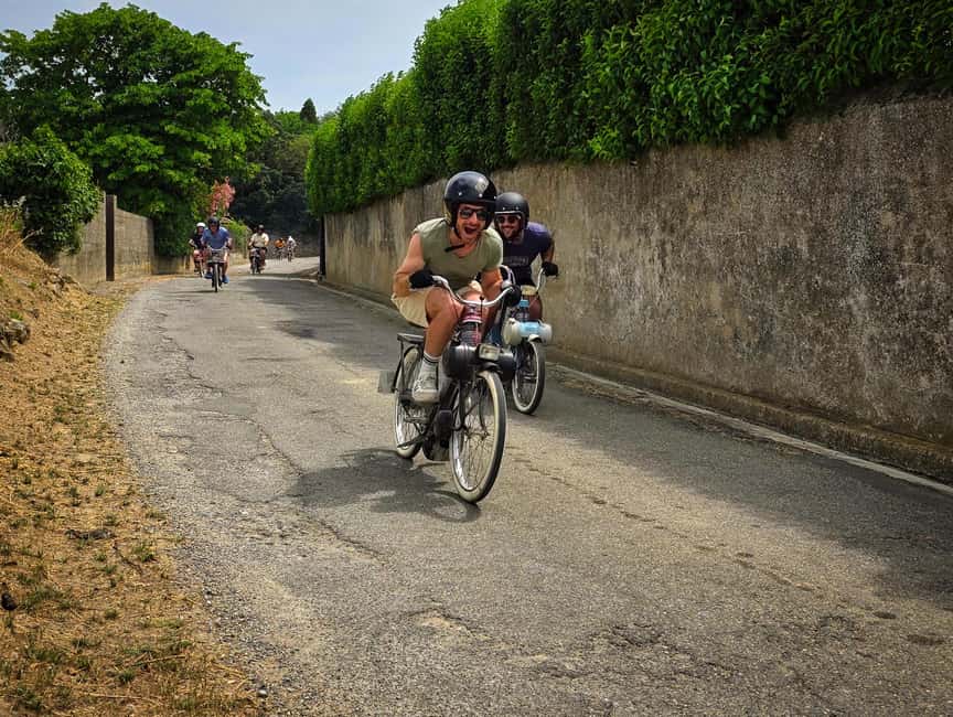 Carcassonne: Solex tour with guide and wine tasting - The guide, the group, and the mood