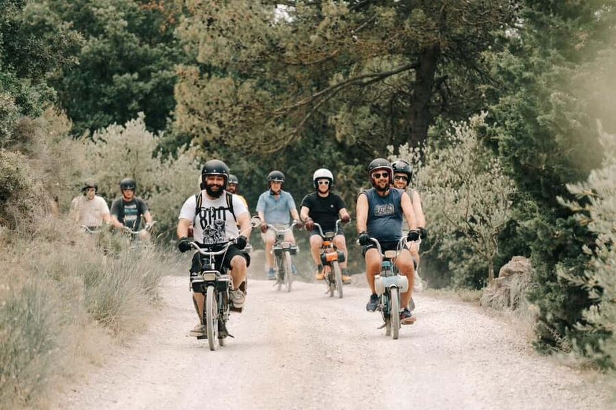 Carcassonne: Solex tour with guide and wine tasting - Starting at 21 Rue Barbès
