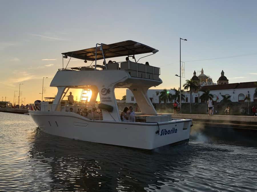 Cartagena: Cruise by the Bay with Dinner and Wine - Seeing Cartagena from the calm waters of the inner bay