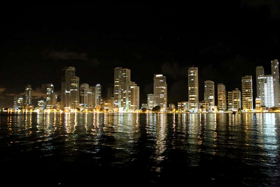Cartagena: Cruise by the Bay with Dinner and Wine - Bocagrande and Castillogrande from the water