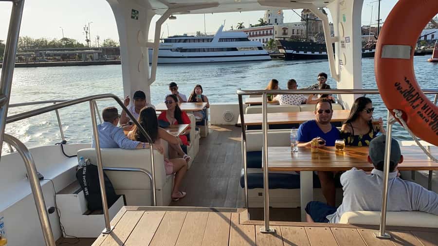 Cartagena: Cruise by the Bay with Dinner and Wine - La Bodeguita Pier and the 7 PM departure