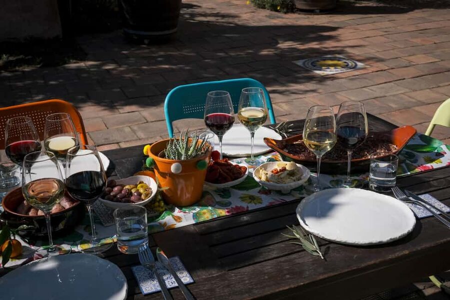 Catania: Etna Urban Winery Sicilian Lunch with Wine Tasting - What arrives at the shared table
