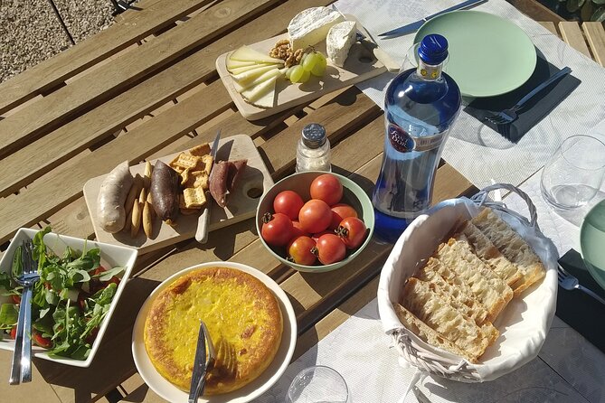 Cava tour to 3 family wineries with hotel pick-up - What the guide adds to the day