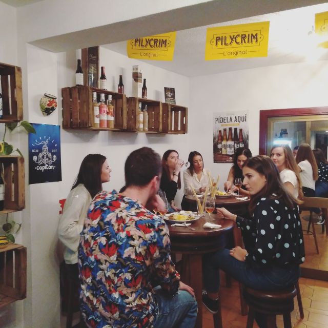 Córdoba: Local Wine Tasting Evening - Entering the small shop on Calle Moriscos 10