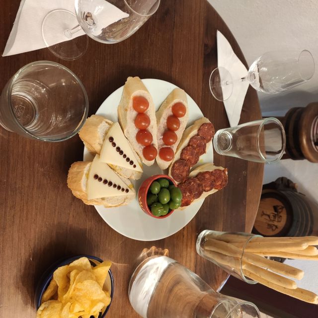 Córdoba: Local Wine Tasting Evening - Tapas that explain the wine