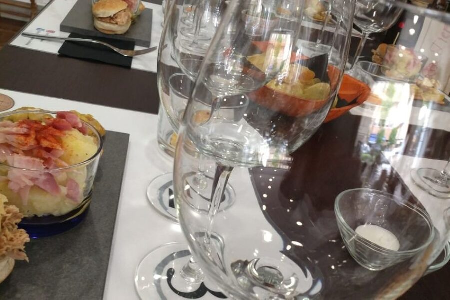 Córdoba: Local Wine Tasting Evening - Francisco’s style and the value of a live guide