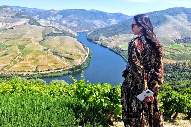 Douro Valley-Expert Guide-Boat-Lunch-Tastings-Offer wine bottle - Pickup in Porto and the road to wine country