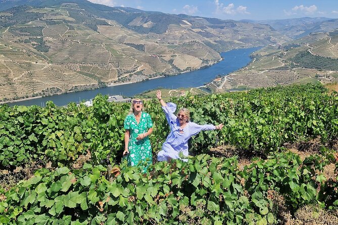 Douro Valley-Expert Guide-Boat-Lunch-Tastings-Offer wine bottle - Pinhão lunch with Douro DOC wine