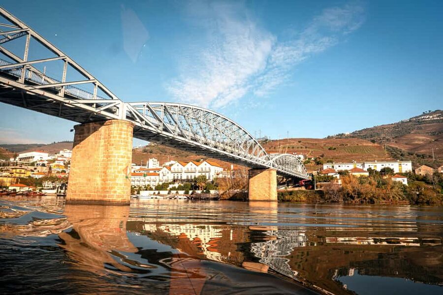 Douro Valley Tour: Visit 2 Wineries, Lunch & River Cruise - Meeting at Palácio da Bolsa at 9:00 AM