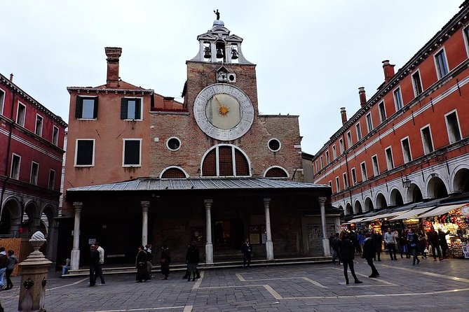 Eat, Drink and Repeat: Wine and Food Tasting Tour in Venice - The opening stop: Venetian wine and small bites