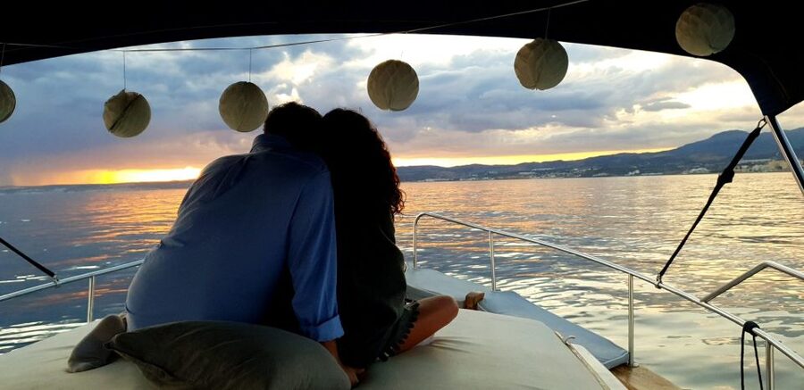 Estepona: Sunset boat trip & Cava & Tapa - Why the sunset timing matters off Estepona
