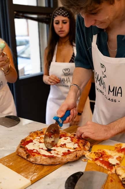 Florence: Authentic Pizza & Gelato Experience+Unlimited Wine - A social class with wine on the table