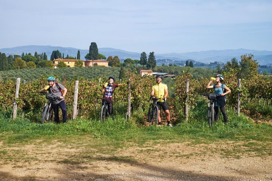 Florence: Chianti E-Bike Tour with Tuscan Lunch & Winery - Lunch at a family-run Chianti estate