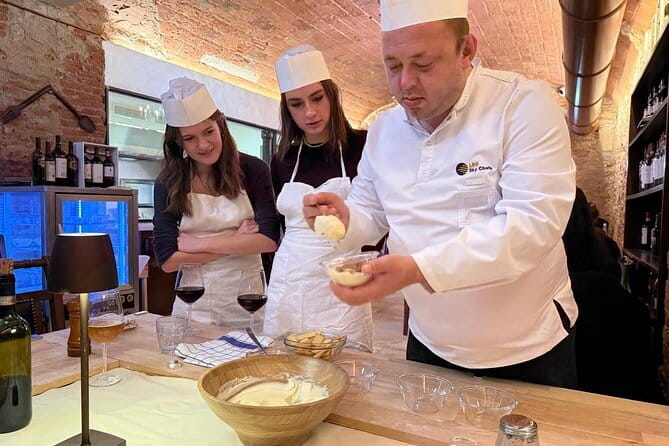 Florence: Pasta & Tiramisu Cooking Class with Unlimited Wine - Key points at a glance