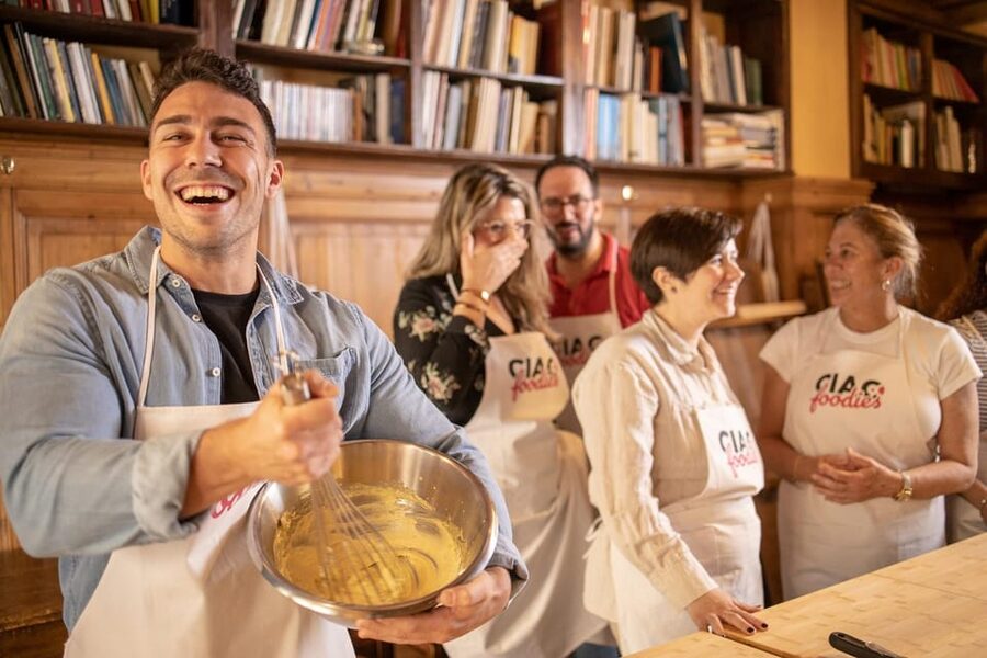 Florence: Pizza and Gelato Experience with Unlimited Wine - Kneading dough and learning the pizzaiolo basics