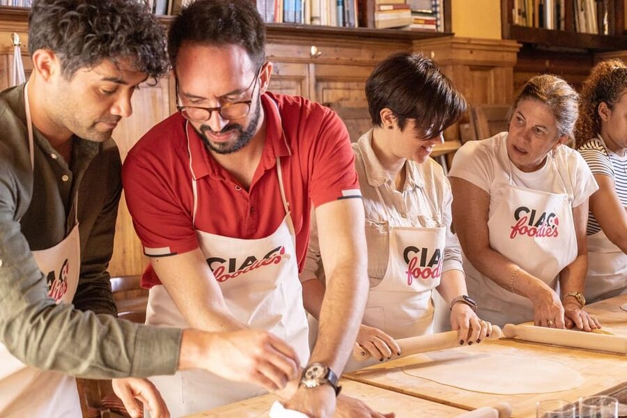 Florence: Pizza and Gelato Experience with Unlimited Wine - Making gelato after the dough rests