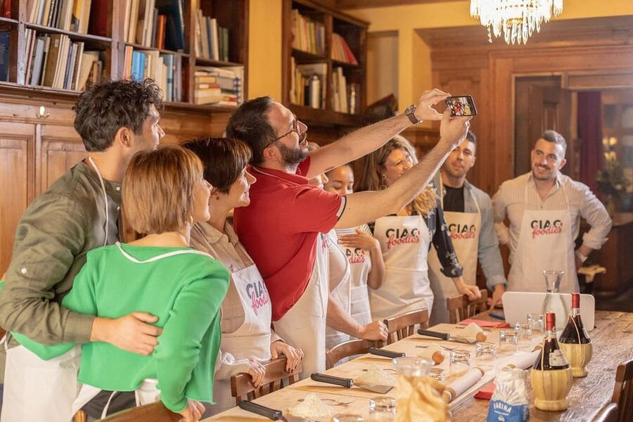 Florence: Pizza and Gelato Experience with Unlimited Wine - Picking toppings instead of accepting a fixed menu
