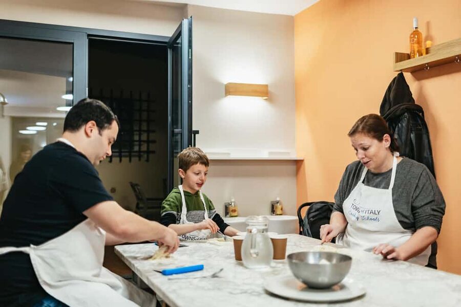 Florence: Premium Pizza & Gelato Preparation Class with Wine - A social class with a family-friendly rhythm