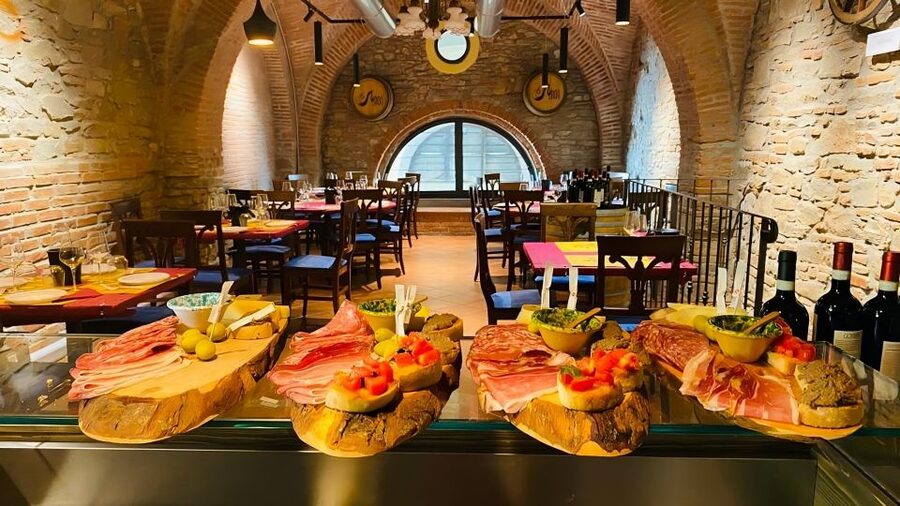Florence Wine &Food: Taste Tuscan Flavors in Historic Cellar - A cellar tasting across from Florence’s Central Market