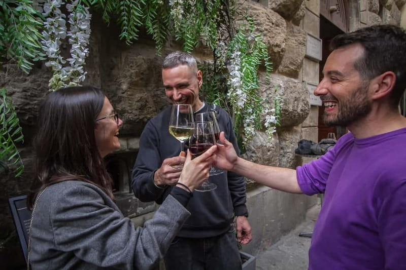 Florence: Wine Windows & Hidden Legends Evening Tour - Following the Vasari Corridor toward Ponte Vecchio