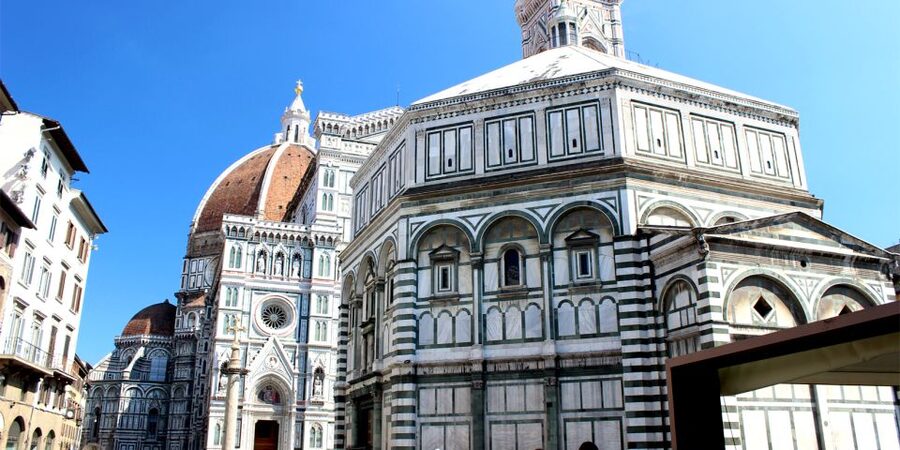 Florence: Wine Windows Walk with Wine Tasting and Appetizers - The working wine window stop