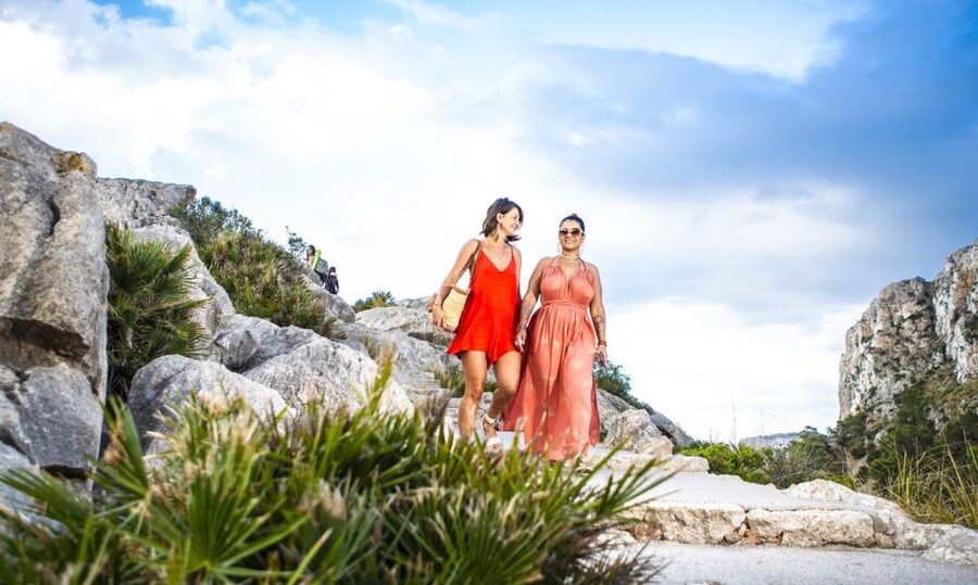 From Alcudia: Sunset Formentor Tour with Cava - Cava, strawberries, and holiday photographs