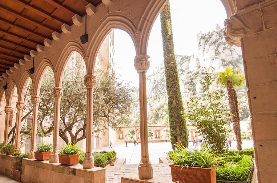 From Barcelona: Montserrat Half-Day Wine and Tapas Trip - Guides make a real difference