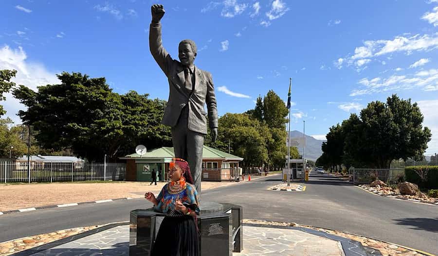 From Cape Town: Stellenbosch & Franschhoek Wine Tasting Tour - Drakenstein Prison and the Mandela memorial