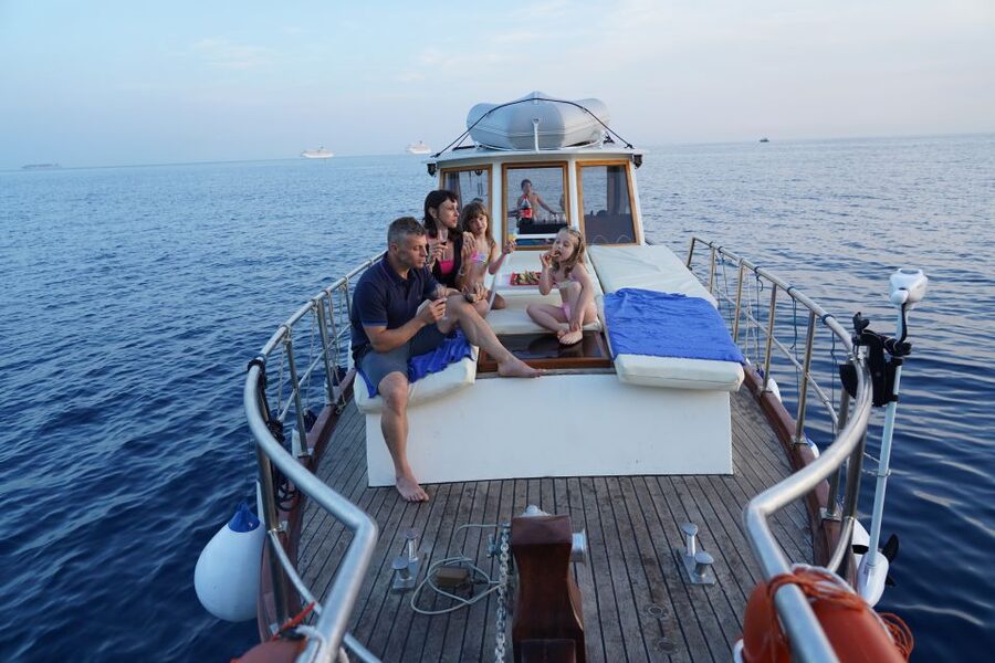 From La Spezia: Cinque Terre Boat Tour with Lunch and Wine - Who should book this boat tour?