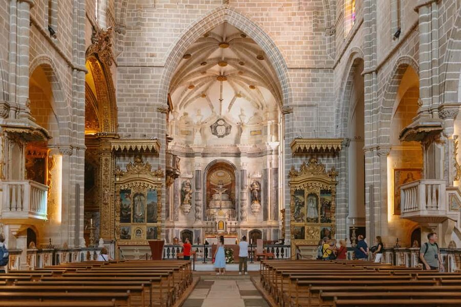 From Lisbon: Évora and Monsaraz Day Tour with Wine Tasting - Praça do Giraldo and the heart of Évora