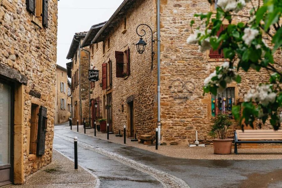 From Lyon: Golden Stones Beaujolais Wine Tasting Tour - Walking the medieval lanes of Oingt