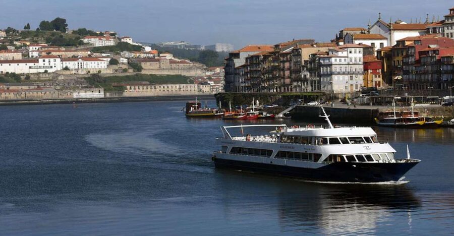 From Porto: Douro River Cruise, Winery Visit & Lunch - Breakfast on board and the first stretch upriver