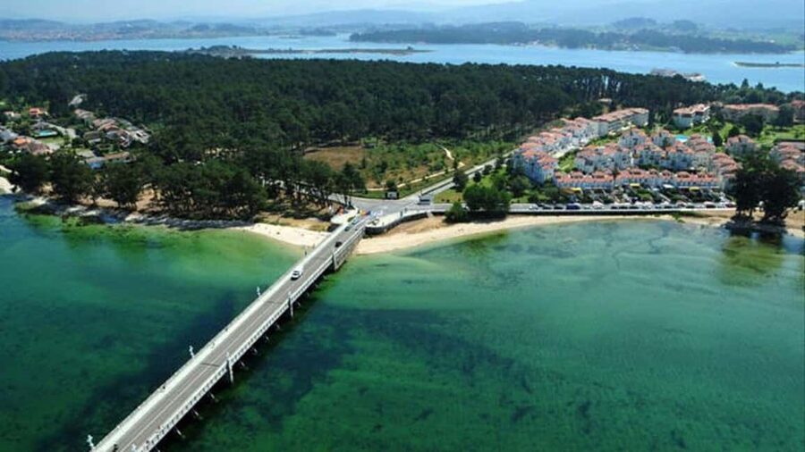 From Santiago: Rías Baixas Tour with boat trip and winery - A Toxa and the chapel covered in shells
