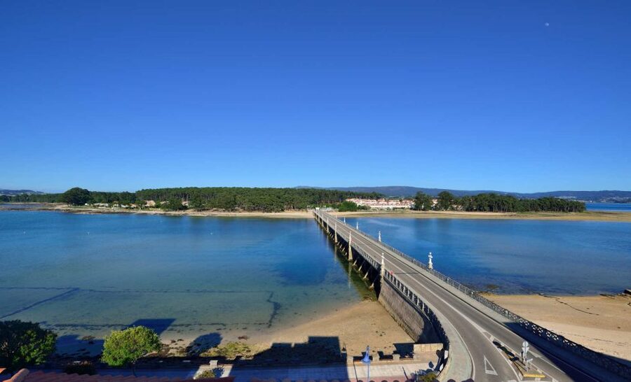 From Santiago: Tour to Rias Baixas with Boat Trip and Winery - O Grove, a useful break for lunch and free time