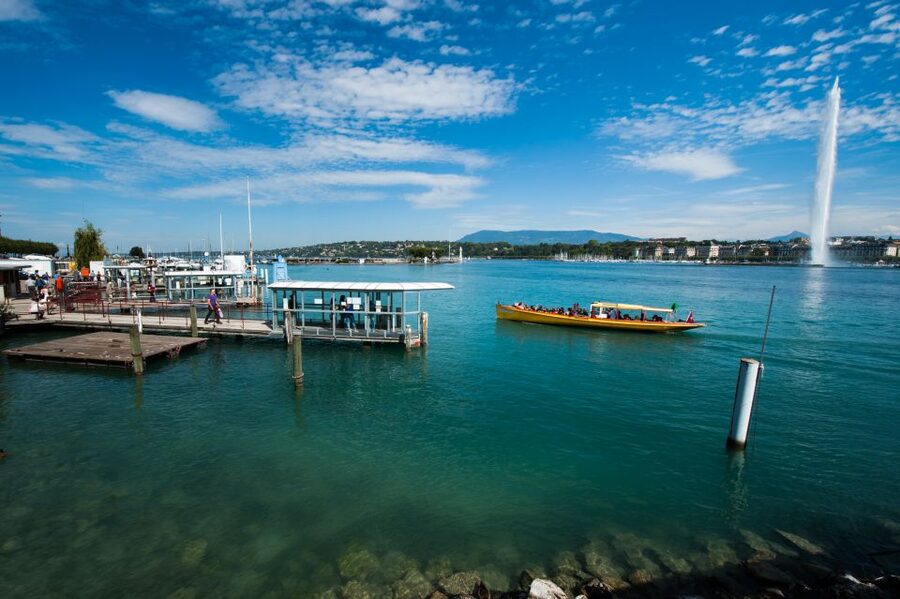 Geneva: Scenic Lake Cruise with Snacks and Wine - Meeting the boat near the Paquis crane