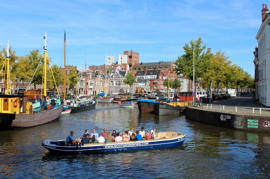 Groningen: Evening Cheese and Wine cruise - Cheese, wine, and the open bar