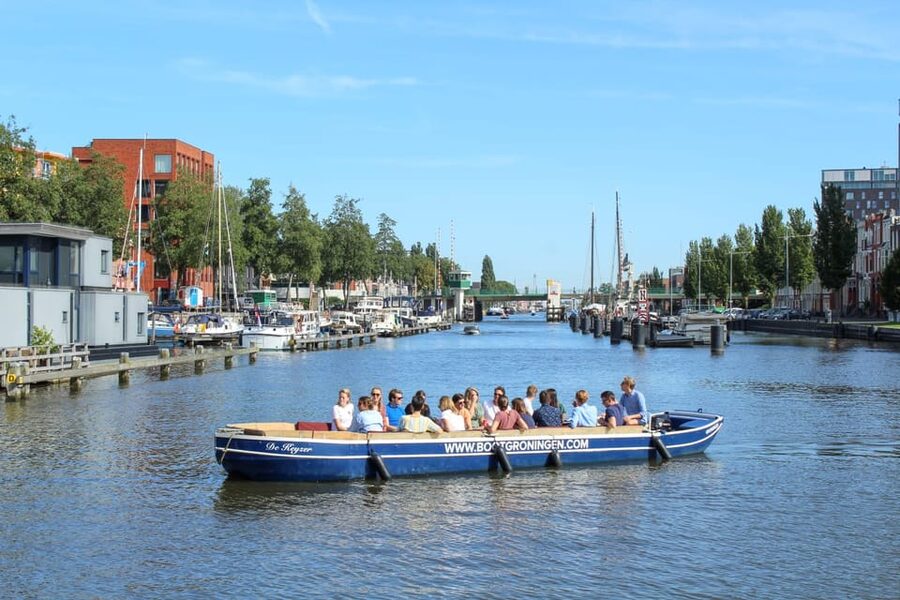 Groningen: Evening Cheese and Wine cruise - What the guide adds to the hour