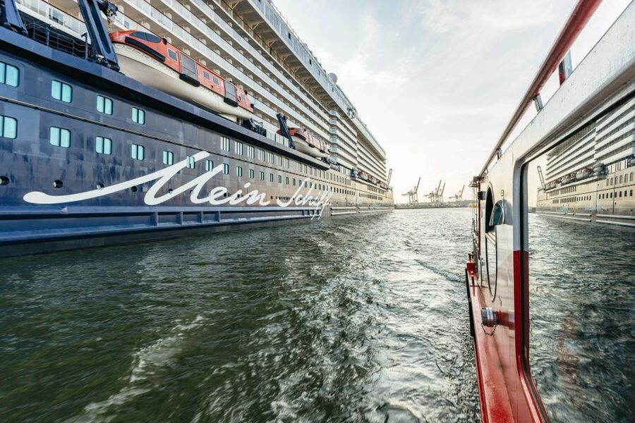 Hamburg: Harbor Cruise with Wine and Cheese - What the German Commentary Adds
