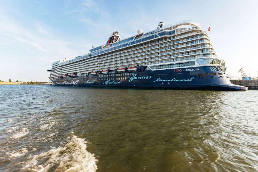 Hamburg: Harbor Cruise with Wine and Cheese - Who Will Get the Most From This Cruise