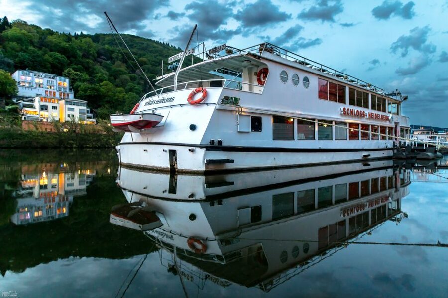 Heidelberg: Sightseeing Boat Tour with Mulled Wine - Commentary and onboard service