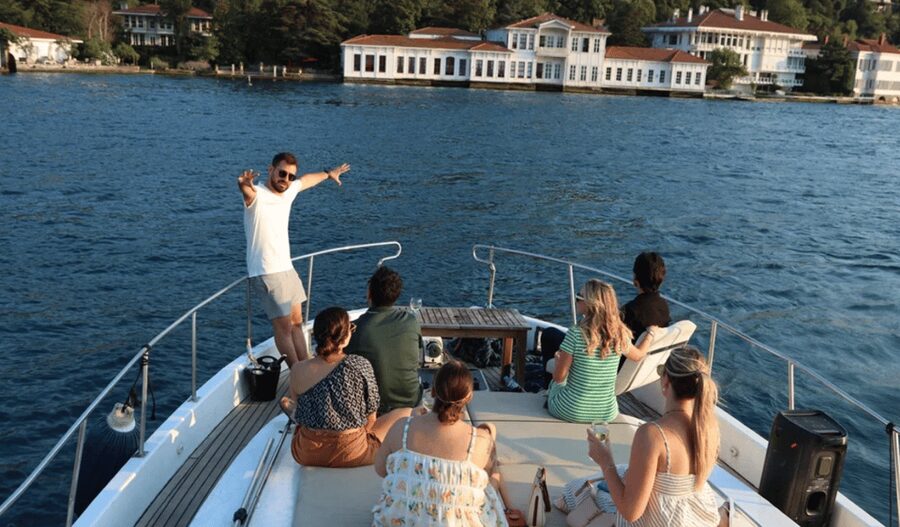 Istanbul: Small Group Yacht Tour with Unlimited Wine - Küçüksu Palace and the Asian shore