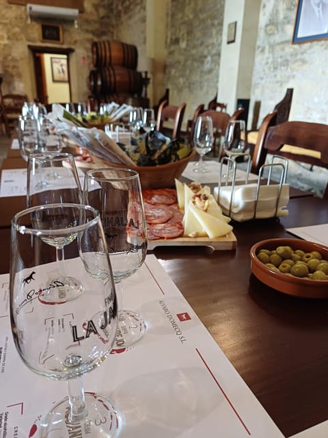 Jerez: Bodegas Álvaro Domecq Guided Tour with Wine Tasting - What the tasting room feels like