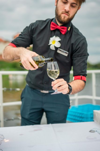 Krakow: Evening Cruise with a Glass of Wine - Choosing your seat, drink, and departure time