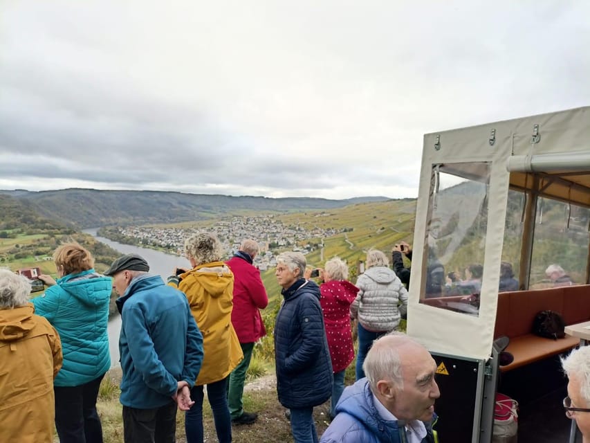 Kröv, Mosel: Covered wagon ride through the vineyards with wine tasting - Viewpoints that make the wagon worthwhile