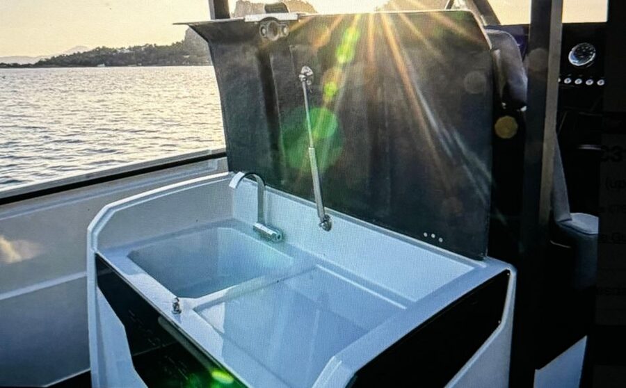 Lake Como Boat tour share- prosecco and winter cover - Prosecco, music, and the swim platform