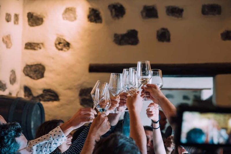 Lanzarote: Sunset vineyard tour with wine and chocolate tasting - The 40-minute wine and chocolate tasting