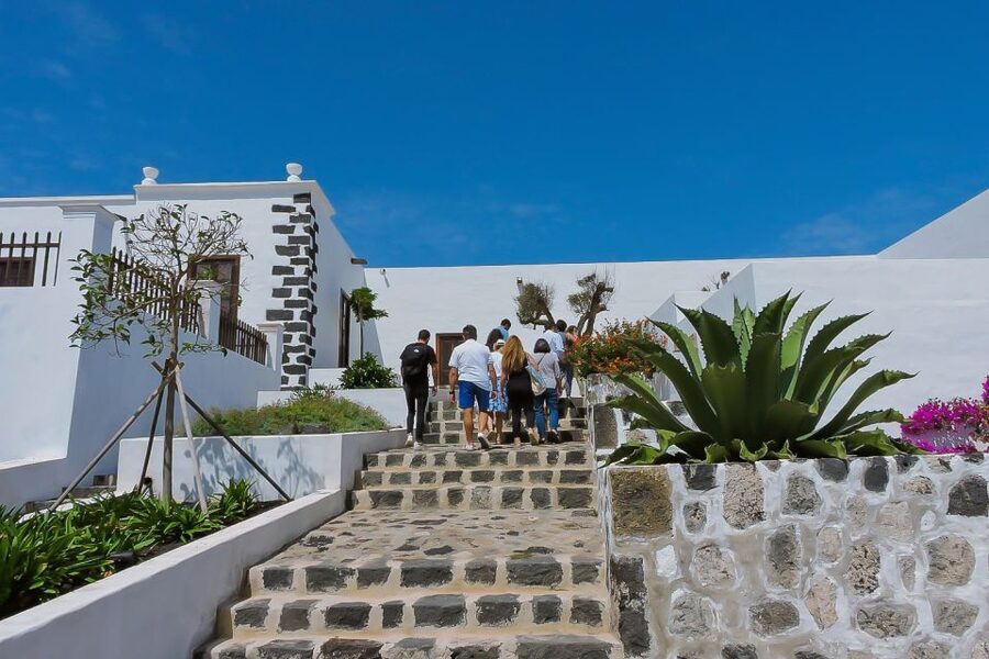 Lanzarote: Vineyard Tour with Wine and Chocolate Tasting - Testeina’s manor house and island history