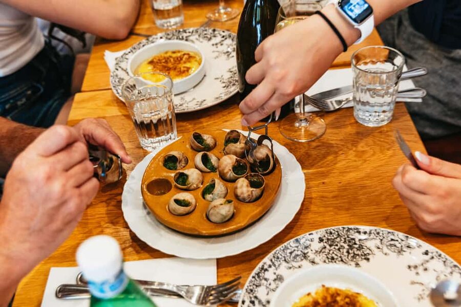 Le Marais Walking Food Tour with Cheese, Wine & Pastries - The restaurant stop and the question of wine quality